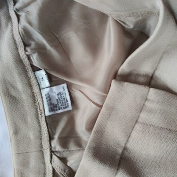 Tahari. 2 piece pant suit - Picture 7 of 8